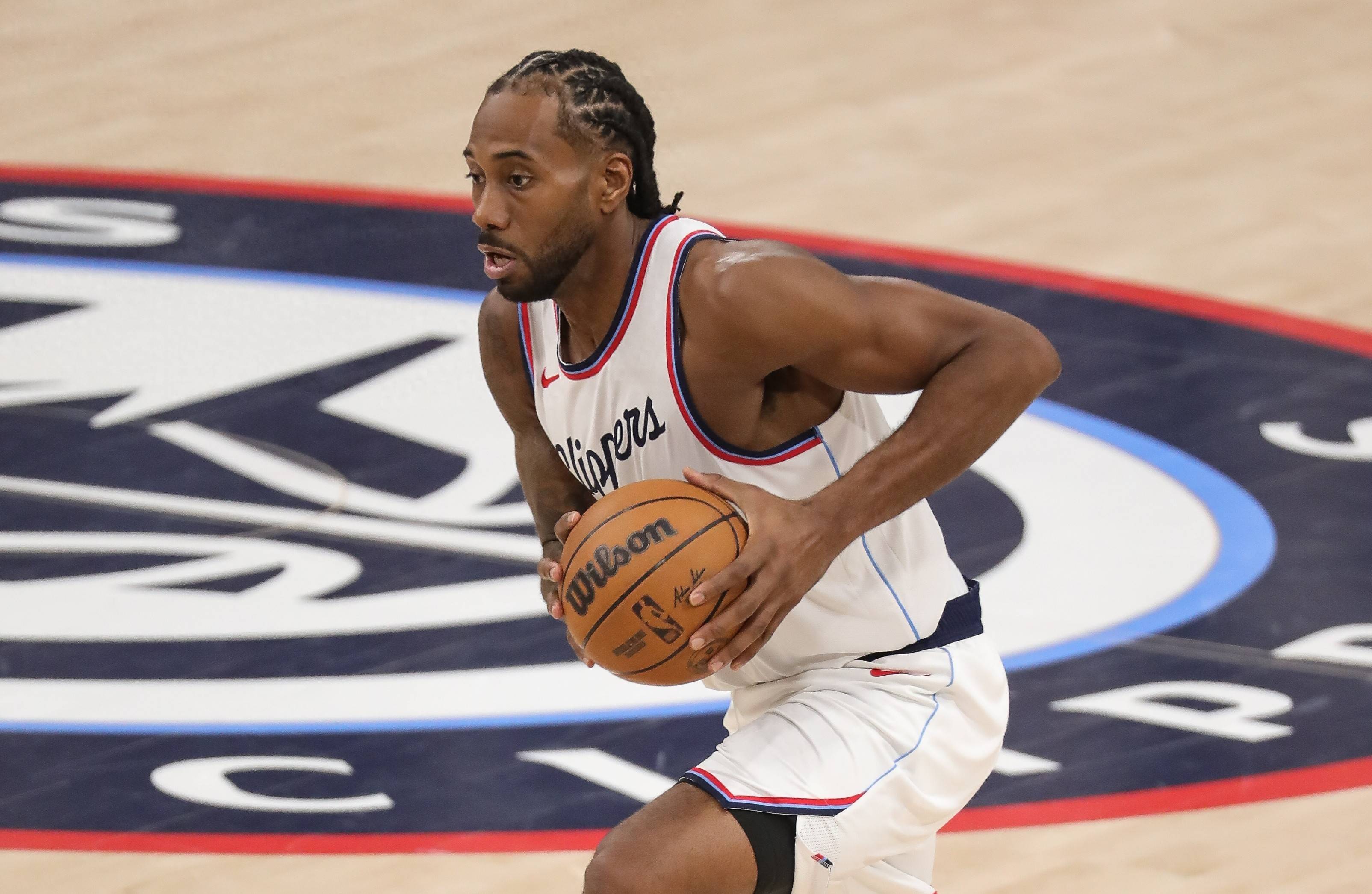 包含伦纳德因伤病影响状态，球队需寻找替补方案的词条