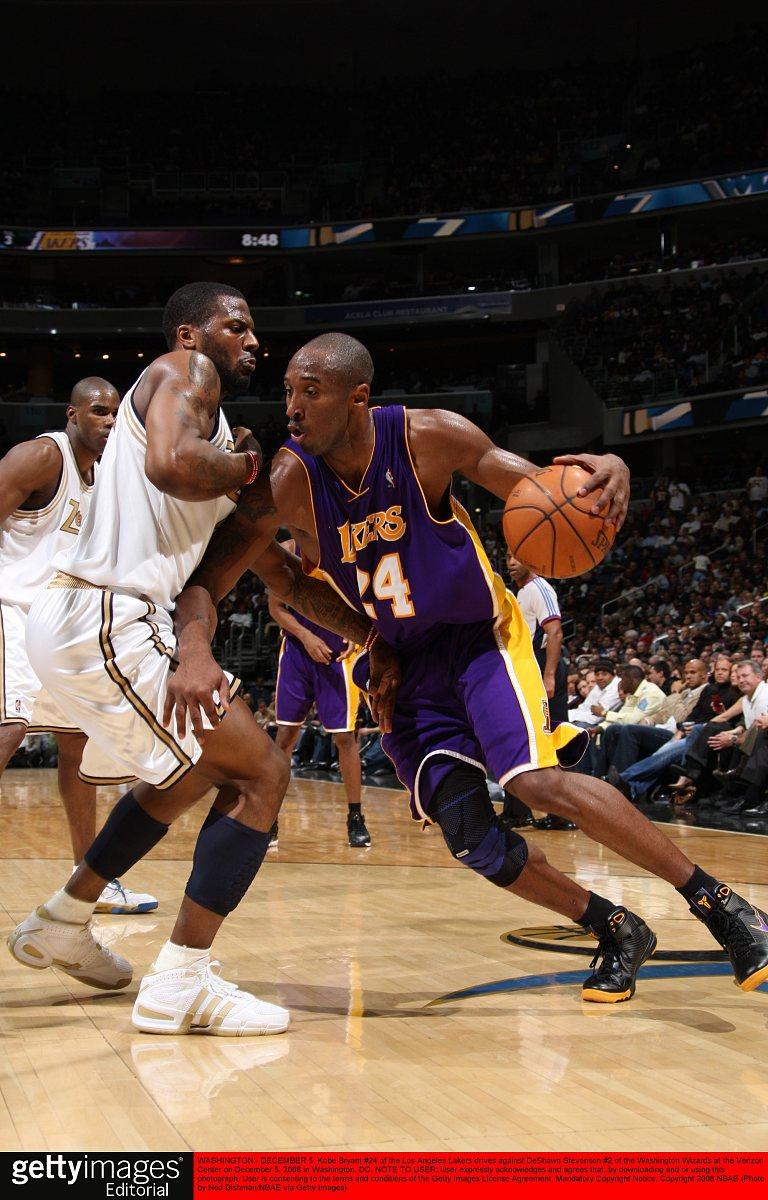 一场经典篮球对决，传奇球星再次碰撞的简单介绍