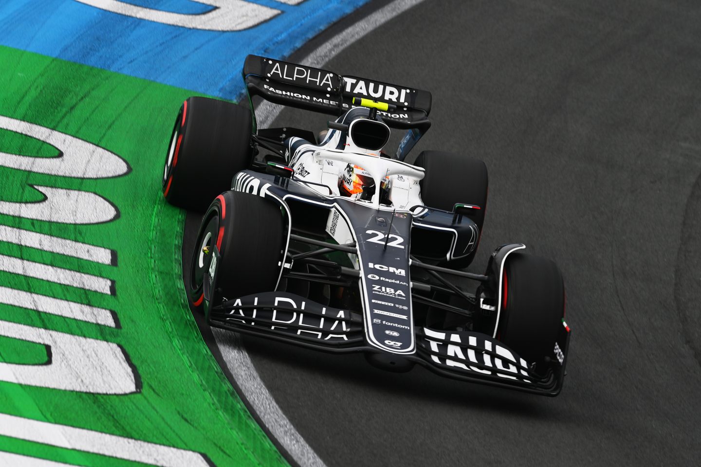 关于红牛车队轻取阿斯顿马丁，拉塞尔惊艳四座的信息